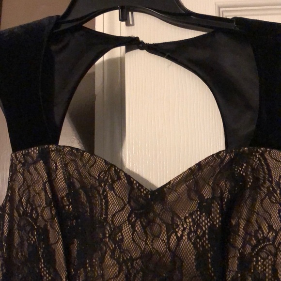 Little black lace dress with nude lining - Picture 3 of 5